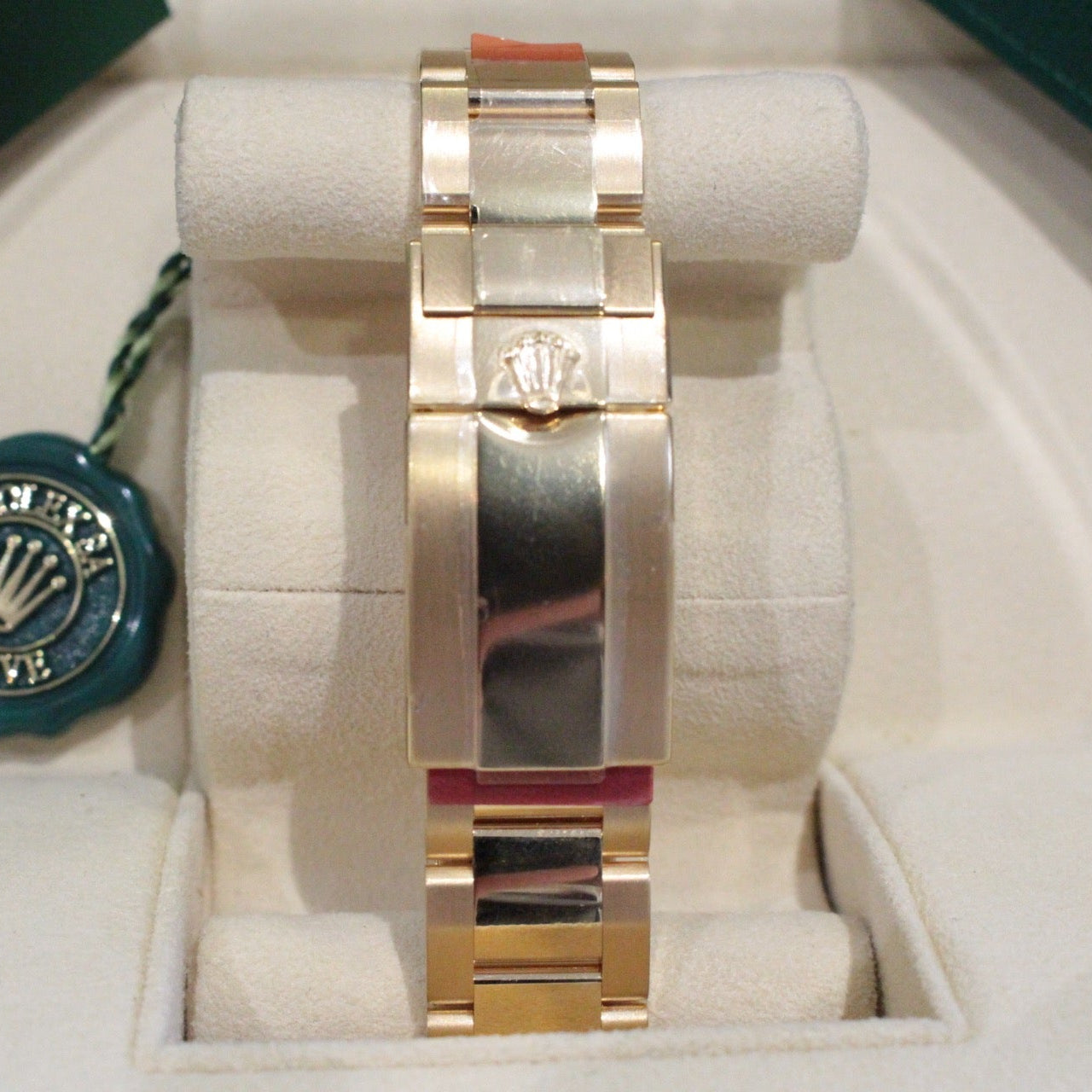 Rolex Cosmograph Daytona 116508 – Tahitian Mother of Pearl Dial, 18ct Yellow Gold Gold Rolex watch on display with a box and tag in the background