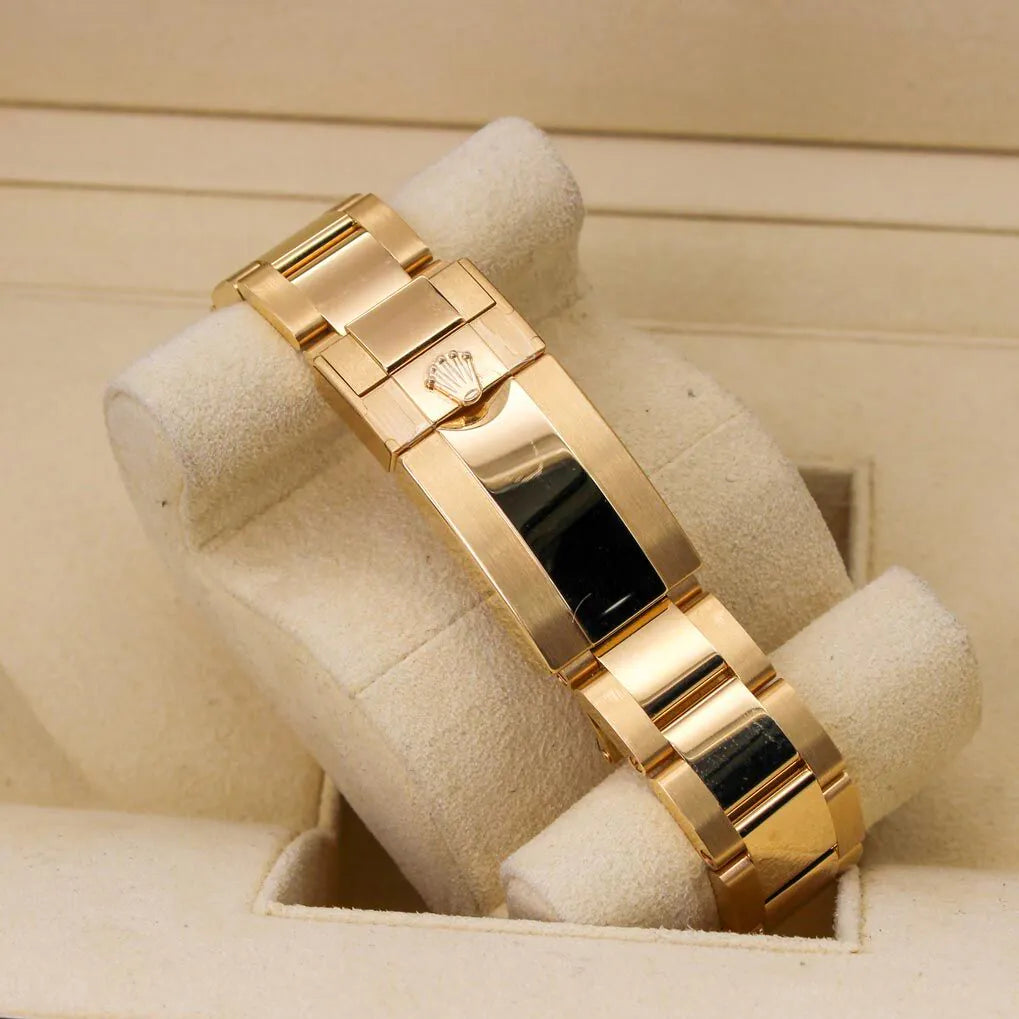 Rolex Cosmograph Daytona 116508 Black Diamond Dial Gold bracelet on a white stand with a neutral background